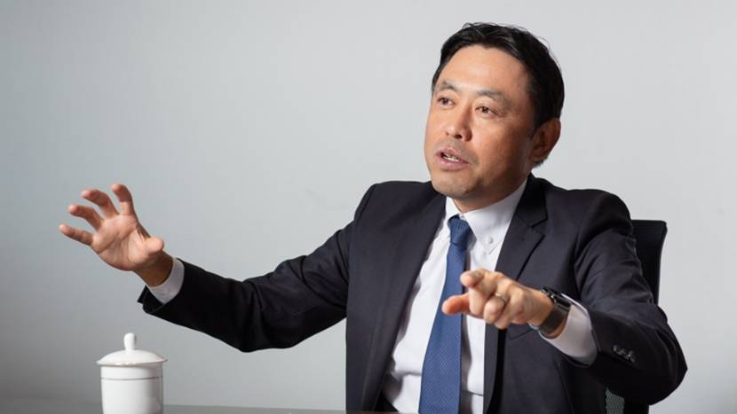穿着西装笔挺的男子与配字
AI 生成的内容可能不正确。
